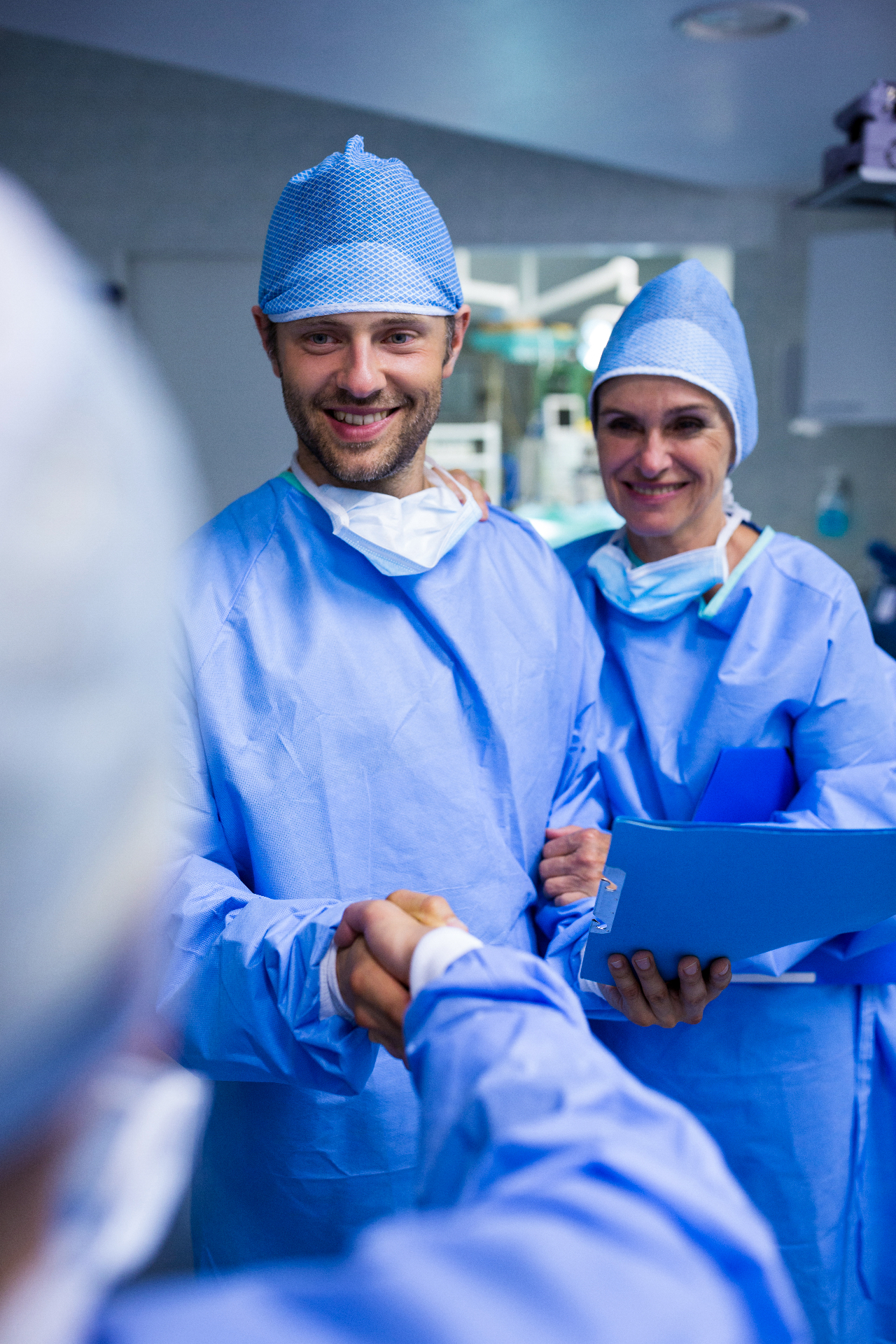 Cirurgiões do corpo clínico Promed em sala de operação